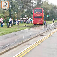 城巴掃毀鐵欄，乘客匆忙轉車往機場。（讀者提供）