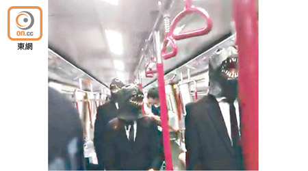 香港眾志三名成員戴上哥斯拉頭套，喺車廂大唱惡搞版國歌。（互聯網圖片）