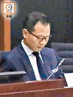 郭榮鏗喺會議上被鬧到頭耷耷。（溫國佳攝）