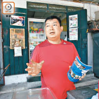 在鄧氏宗祠門口賣涼果超過三十年的原居民鄧先生，主動向遊客介紹附近的文物典故。