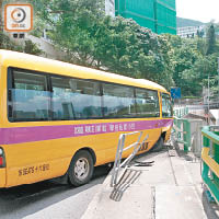 保母車失控越線撞毀鐵欄。（張開裕攝）