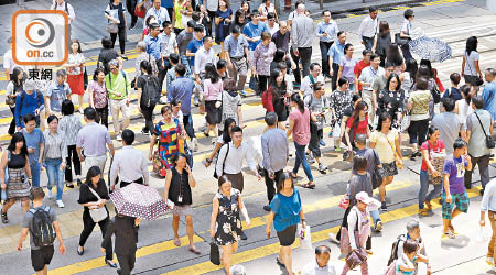 中國城市競爭力報告指香港要正視生活消費水平和樓價高企問題。