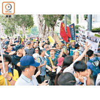 保衛香港運動等組織人士在中央圖書館對開與遊行人士爆罵戰。（陳嘉順攝）