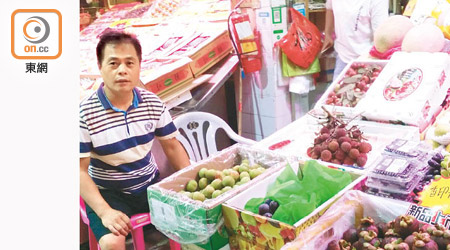 本報記者到深圳的福田農產品批發市場，了解美國進口水果的銷情。（黃熙攝）