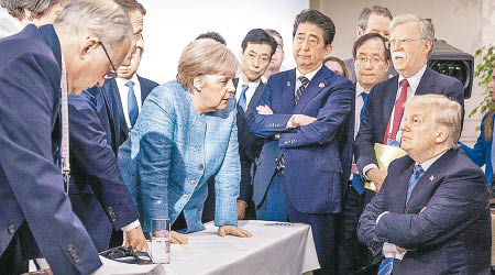 有歐洲學者形容特朗普不將G7放在眼內。圖為早前G7峰會上特朗普（右）與德國總理默克爾（中）針鋒相對。