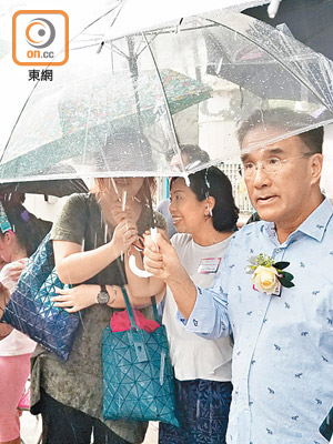 田北辰（右）同麥美娟（中）同觀眾逼埋一齊避雨。（梁家寶攝）