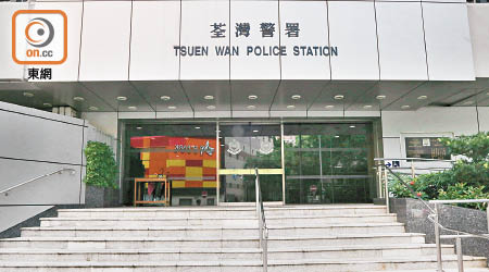 荃灣警區反黑組五名警務人員被O記拘捕。（文健雄攝）