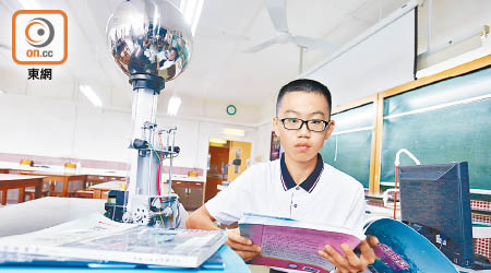 十三歲「小神童」徐文鴻考獲五科二十分成績。（李志湧攝）