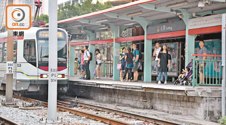 當局強調天榮站的月台結構安全及鐵路狀況沒受影響。（徐家浩攝）