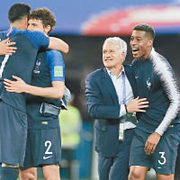 迪甘斯（右二）希望以領隊身份重溫法國98捧盃美夢。（美聯社圖片）