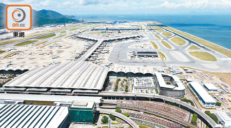 機場三跑的工程管理費因高過其他一般政府項目，備受質疑。