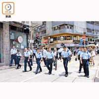 警員在街道一字排開搜尋兇刀。