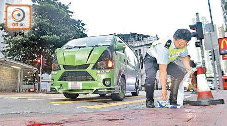 老翁遭客貨車撞傷，路面留下血漬。（梁國雄攝）