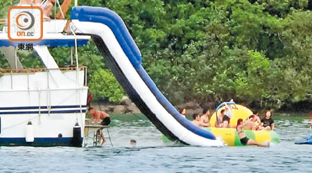 斬竹灣有泳客未穿上救生衣便從充氣滑梯高速瀡下。