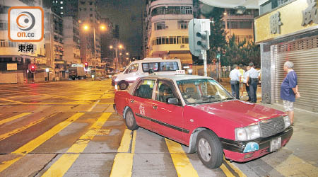 的士半截車頭剷上行人路。（葉嘉文攝）