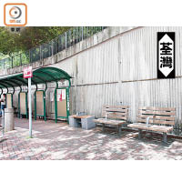 荃灣梨樹路的長椅去年完工，但長椅位置卻在蔭棚以外。