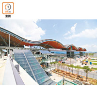 香港口岸旅檢大樓的出入境大堂分別設於一樓及地面。