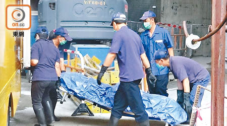 仵工將工人遺體舁送殮房。