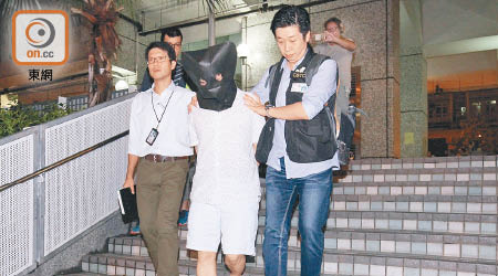 涉案「網戀老手」被捕帶署。（郭垂垂攝）