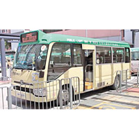 運輸署決定後日起取消公共小巴必須加裝中間梯級的要求。（互聯網圖片）