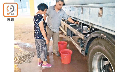 不少葵翠邨居民到水車取水。（黃雄攝）