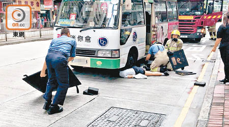 女生被困車底，消防設法拯救。（讀者提供）