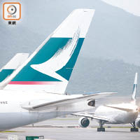 國泰航空一班由英國飛往香港的航班延誤至少五十一小時。