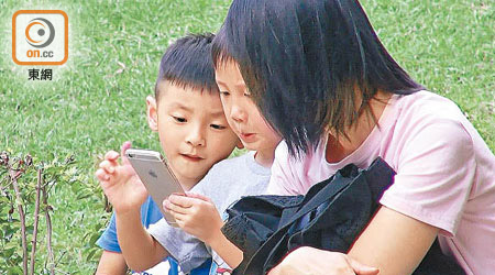 調查指逾七成小童希望由家長陪同玩耍而不是玩手機。