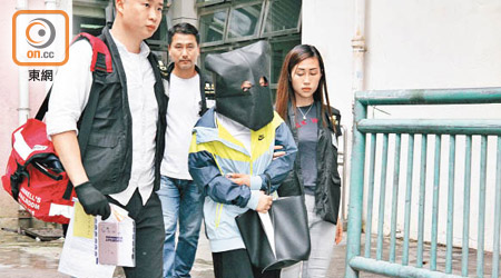 女疑犯被押返翠屏邨搜屋。（胡德威攝）