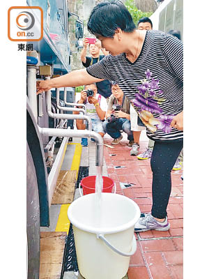 不少葵翠邨居民對單位食水安全存疑，寧願到水車取水使用或買樽裝水。