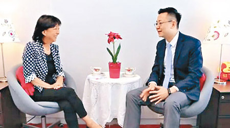 馮英倫（右）接受蔣麗芸（左）訪問自爆名字因由，仲分享小時候嘅相片。（互聯網圖片）