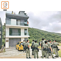 大批警員在十塱舊村搜索。（李健瑜攝）