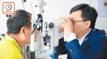 張先生（左）手術翌日接受檢查，視力復原進度良好。（受訪者提供）
