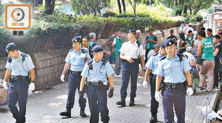 當日大批警員在「南亞村」一帶搜查。
