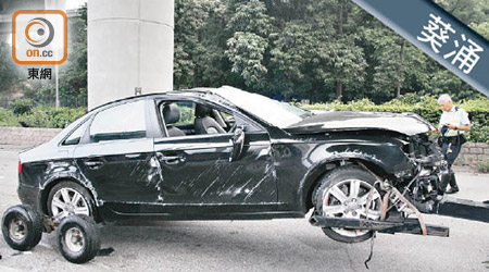 肇事Audi車頭及車身損毀。（葉嘉文攝）