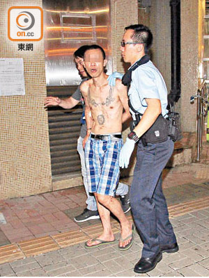 紋身男子被警員押走。
