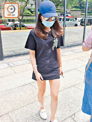 女被告游祖怡叮囑記者「唔好影腳」，聲稱被拍攝得「雙腿好粗」。