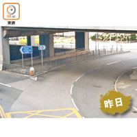 經本報報道後，港鐵觀塘站橋底的垃圾山昨日已被清理。（黃金棋攝）