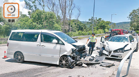 七人車與私家車相撞，零件散落地。（張世洋攝）