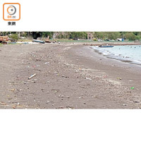 龍鼓灘<br>沿岸布滿垃圾，沙粒呈黑色，海面油污片片。