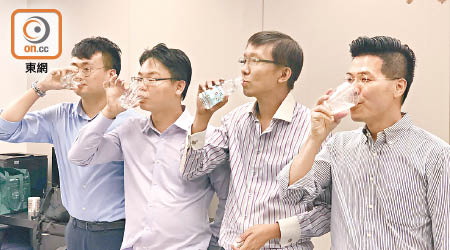 范國威（右一）與三名區議員試飲「再生水」。（郭詠欣攝）