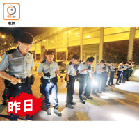 警員在現場搜尋彈頭。（梁國雄攝）