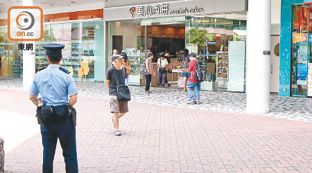 警員到美心西餅分店調查。（余宏基攝）