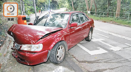 私家車車頭冚摺起。（郭垂垂攝）