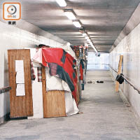 附近行人隧道<br>來往澄平街與渡船街行人隧道內有多間木搭板間屋，疑有南亞裔人士聚居。