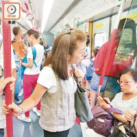 乘搭鐵路列車時，市民都會不期然地緊握扶手避免失去平衡。
