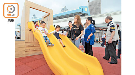 幼童玩滑梯，需注意避免小腳板被夾着，令腳踝附近的脛骨骨折。