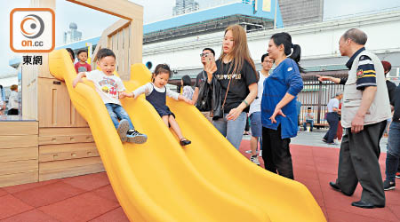 幼童玩滑梯，需注意避免小腳板被夾着，令腳踝附近的脛骨骨折。