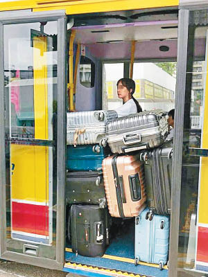 乘客行李多得連巴士車門亦被擋着，情況非常誇張。（互聯網圖片）