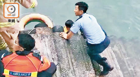 警員落水救人前一刻。（讀者提供）